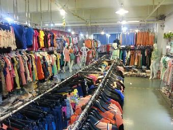 品牌女装库存尾货批发市场一手货源指南